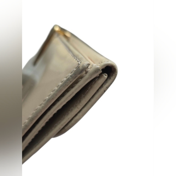 Gucci Vintage Patent Leather Nude Wallet with Gold Accent Clasp - Picture 4 of 16